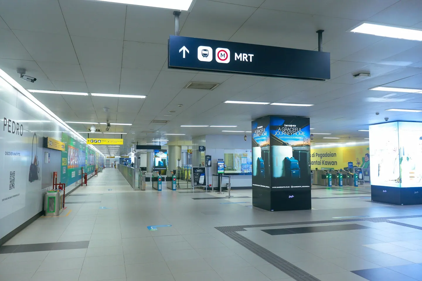 Layar iklan digital di stasiun MRT Jakarta